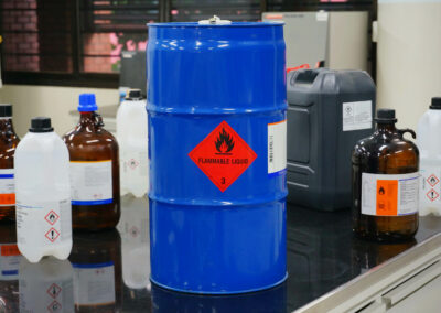 Chemie-Etikett blaues Fass