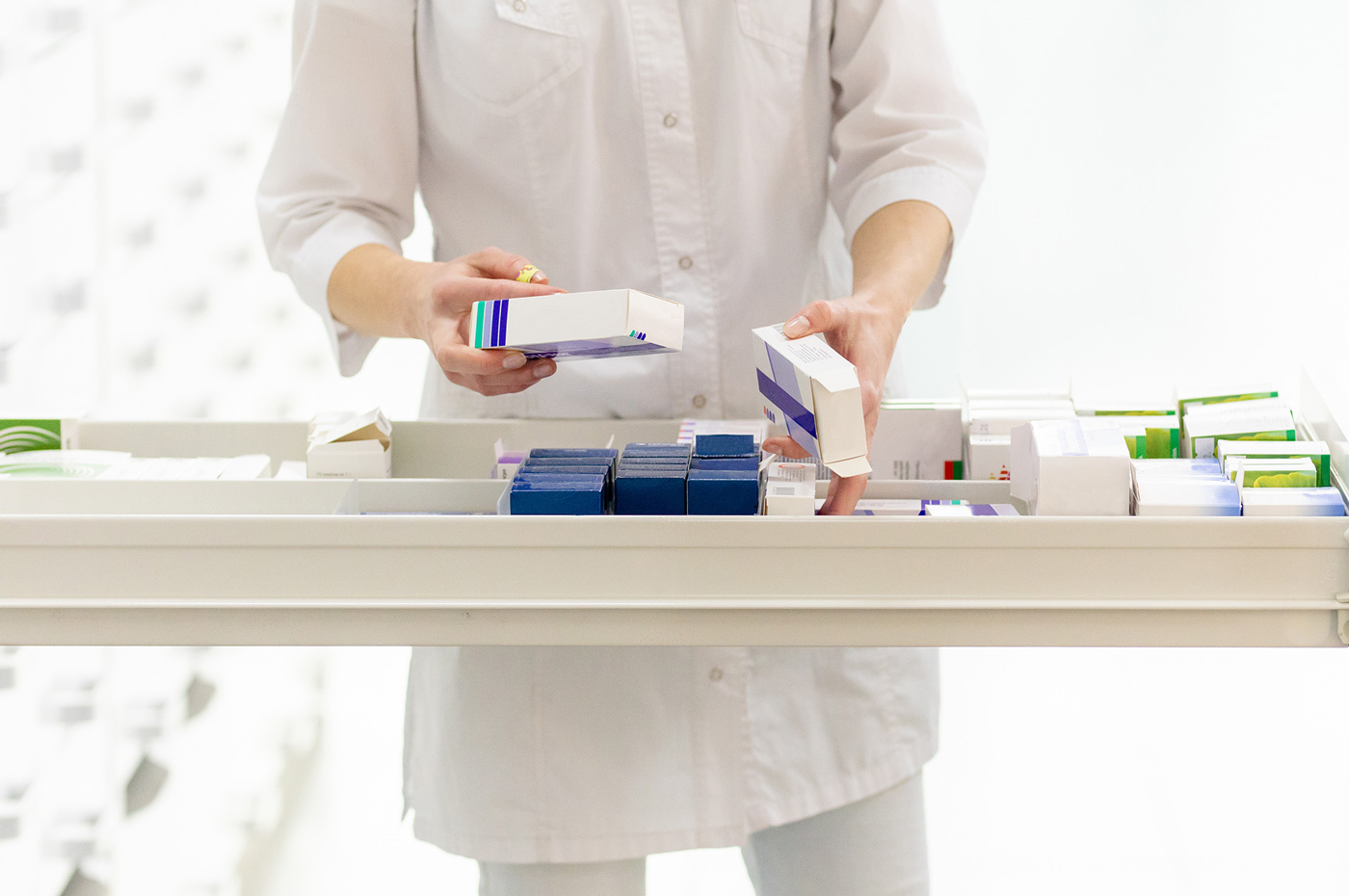 Hess-Etiketten-Branche-Pharmazie-Frau-Medikamente-1400x930px Pharmazie-Frau-Medikamente