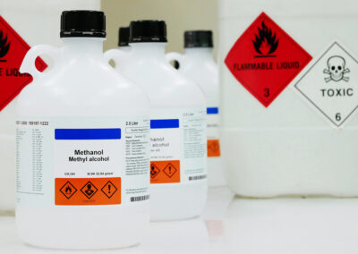 Hess-Etiketten-Produkte-gefahrstoff-etiketten-weisse-flaschen-1000x667px